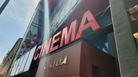 Le mot cinéma en grosses lettres rouges sur la façade du Select.