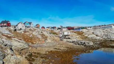 Tiniteqilaaq, Groenland : Photo De Maison Dans Une Falaise