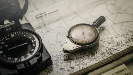 Photographie De Mise Au Point Peu Profonde De Boussoles Noires Et Argentées Sur Le Dessus De La Carte